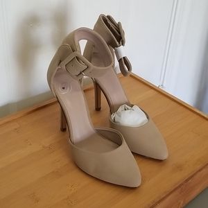 D high heels NEW 5 1/2